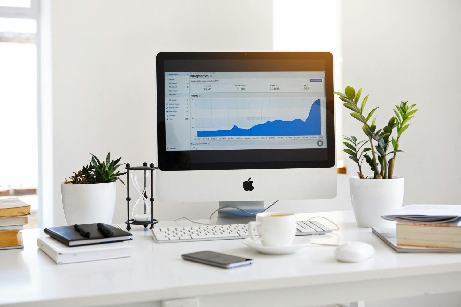 الفرق بين تسويق المنتجات الرقمية والمنتجات التقليدية: استراتيجيات وتحديات